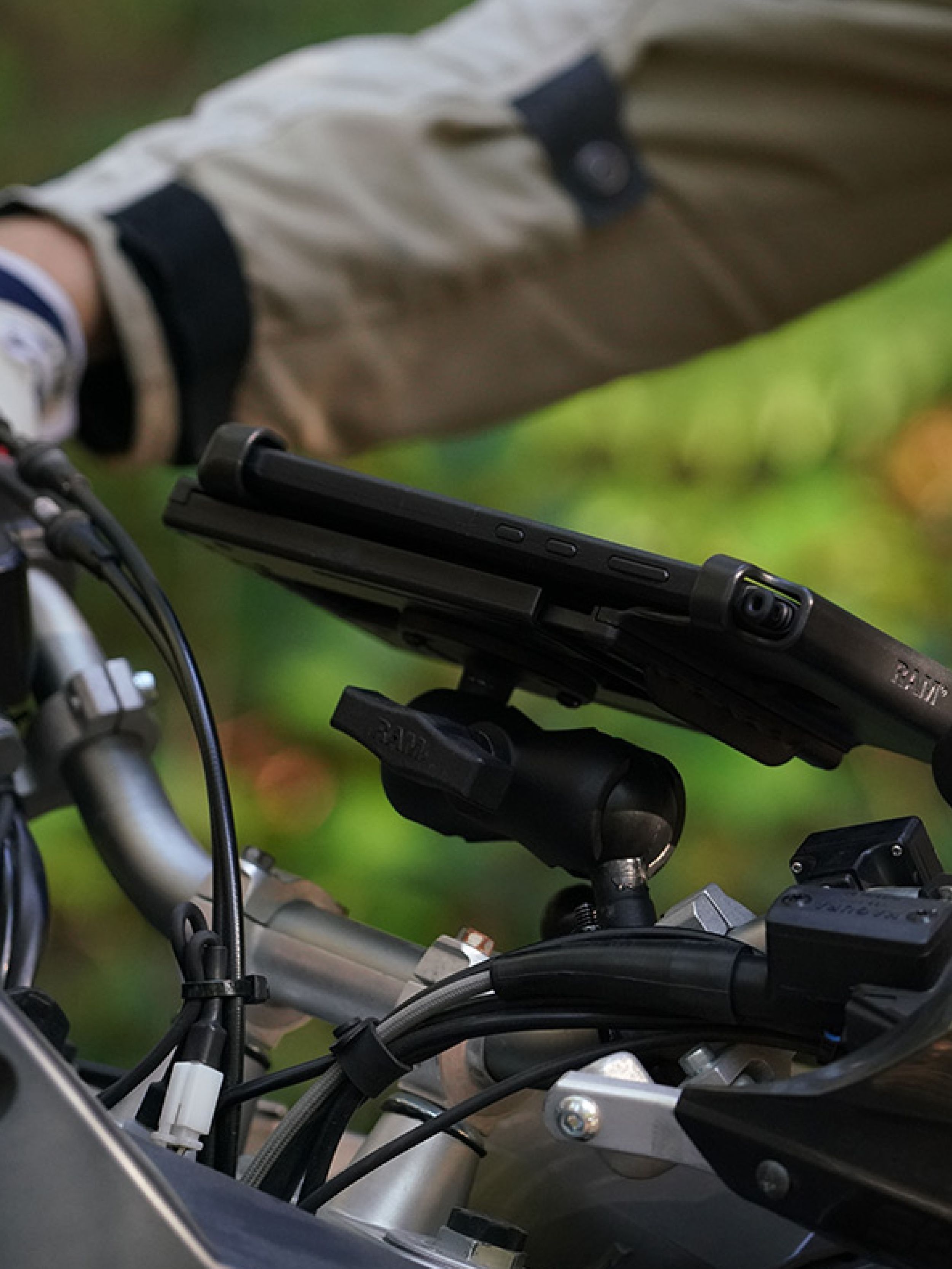 RAM® Handlebar U-Bolt Double Ball Mount with Round Plate